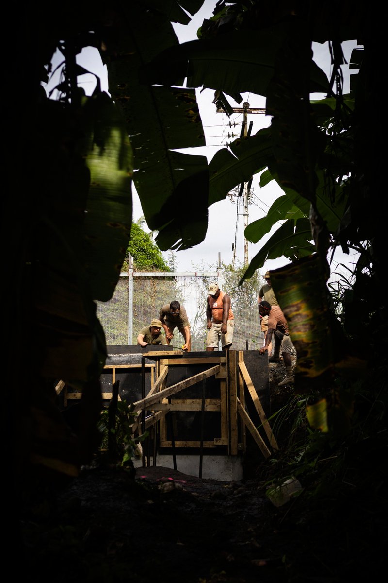 AustralianArmy's tweet image. Stronger together ๐ค
#AusArmy soldiers from 3CER & PNGDF soldiers, construct a culvert on Ex Puk Puk.
๐ Lae, Papua New Guinea
๐ธ LCPL Caitlyn Davill