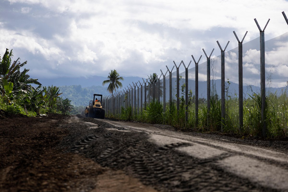 AustralianArmy's tweet image. Stronger together ๐ค
#AusArmy soldiers from 3CER & PNGDF soldiers, construct a culvert on Ex Puk Puk.
๐ Lae, Papua New Guinea
๐ธ LCPL Caitlyn Davill