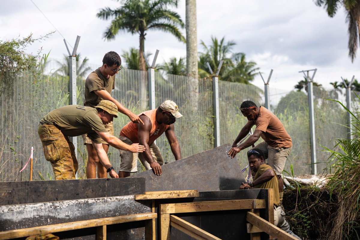 AustralianArmy's tweet image. Stronger together ๐ค
#AusArmy soldiers from 3CER & PNGDF soldiers, construct a culvert on Ex Puk Puk.
๐ Lae, Papua New Guinea
๐ธ LCPL Caitlyn Davill