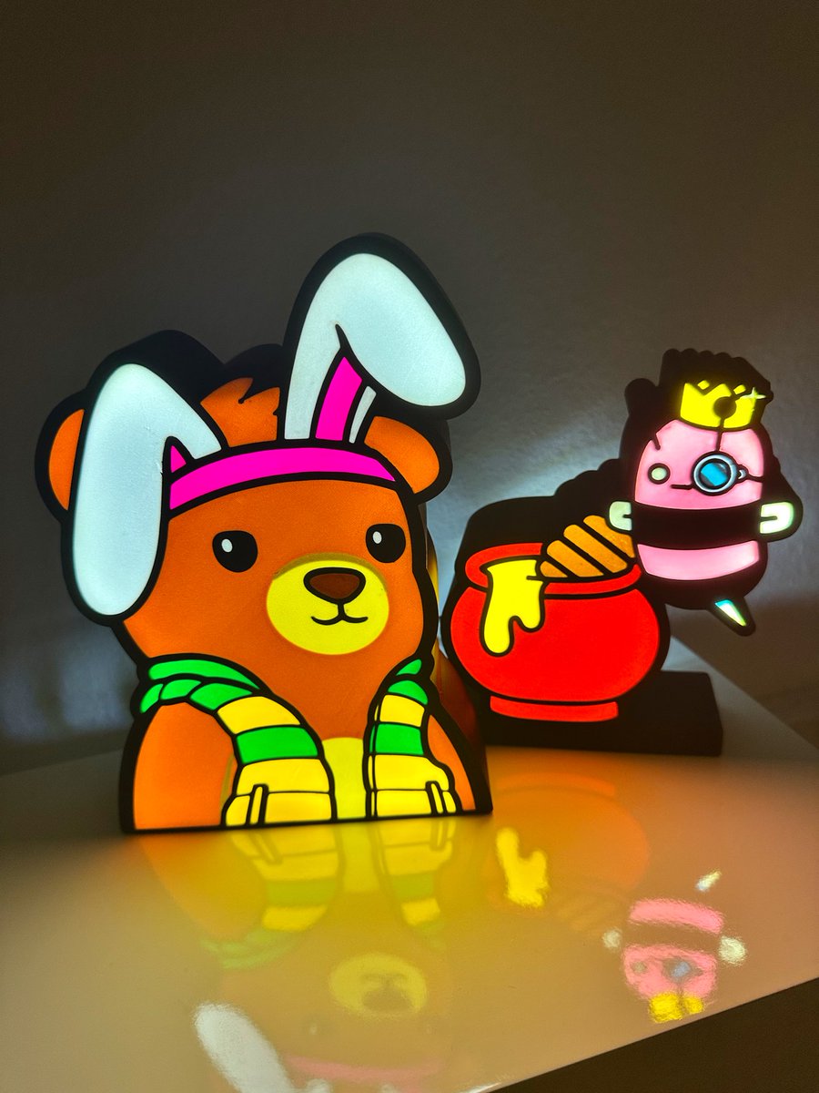 TheBellaD12's tweet image. I’m bee-yond obsessed 🐝💡
@deebyman brought my @bearish_af & @BeeishNFT to life with these custom light boxes! From 🖼️ screen to scene, these cuties SHINE.✨ If you’re looking to light up your space with your favorite digital art, THIS is your sign to hit him up. Support your…