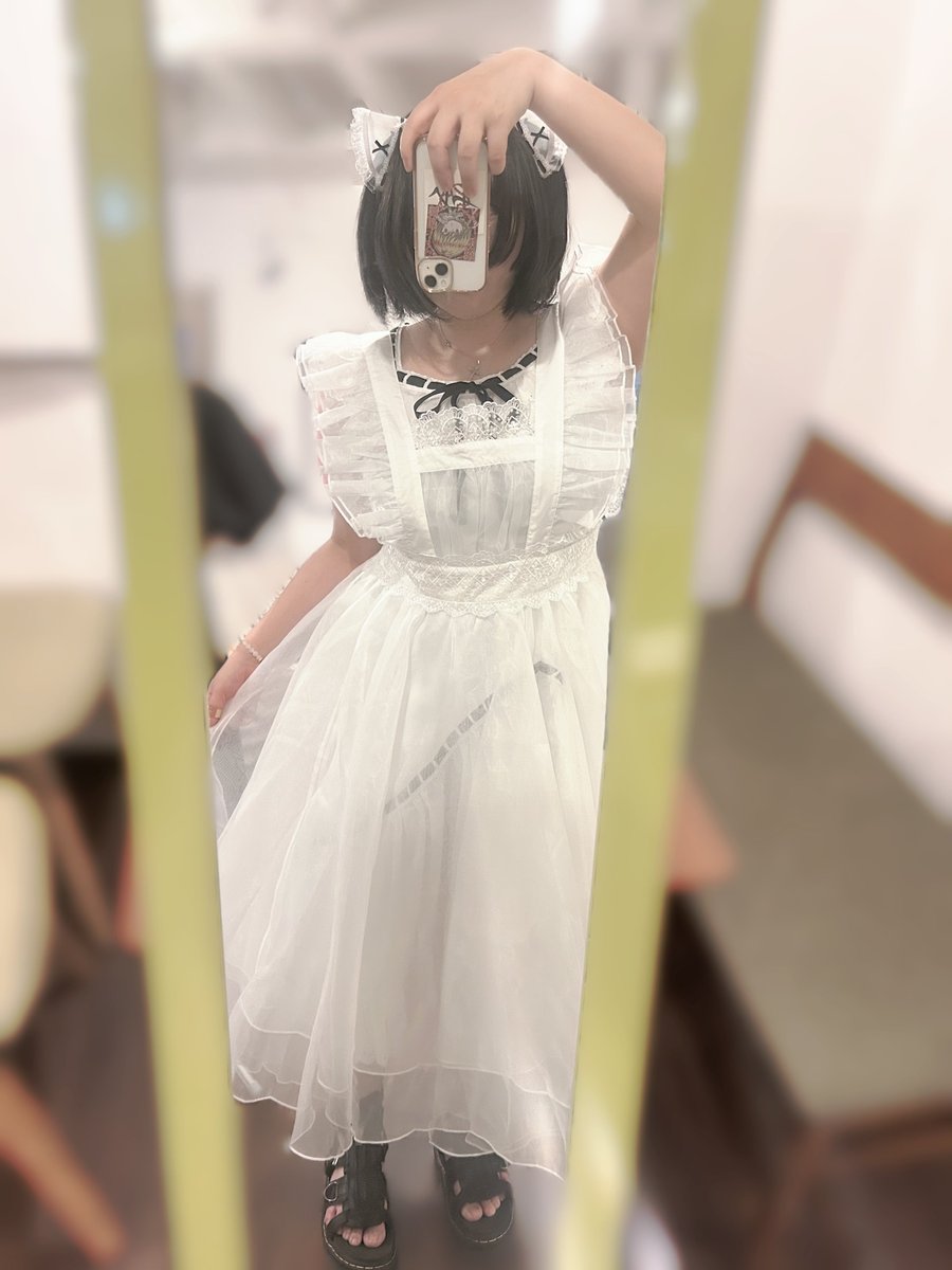 #メイド服WING

変な格好でしたが昨日はんなさんオリジナルメイド服のWINGの展示会に行ってきました！
素晴らしいとしか言いようがありませんでした…！
エプロンまで試着させていただいて、このボリューム！すごくないですか！？！
全員買った方がいい…！