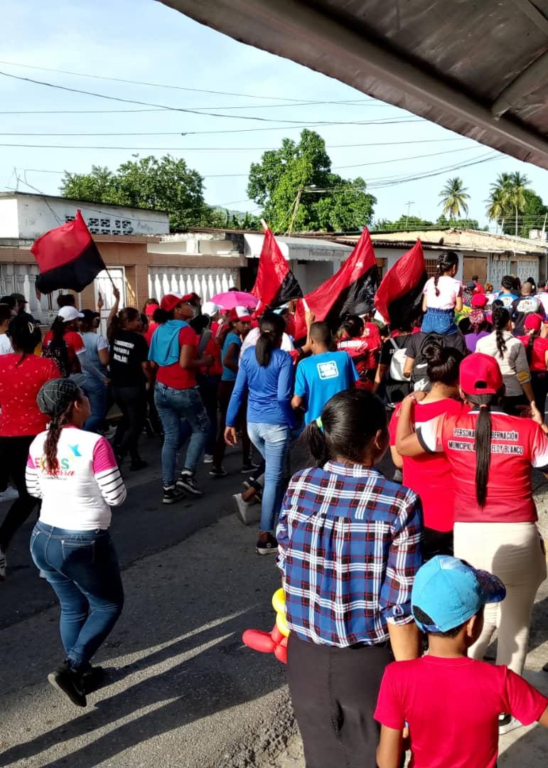 Sucre_MRT's tweet photo. Vota Arriba y a la izquierda en nuestra tarjeta #Tupamaro #ComunaONada, 

#Tupamaro del Mpio. @AebMrt del Edo. #Sucre participó con rebeldía en inicio de la campaña para la victoria contundente de este próximo #27DeJul del candidato a alcalde y los candidatos a concejales https://t.co/ZhkgoEO92R