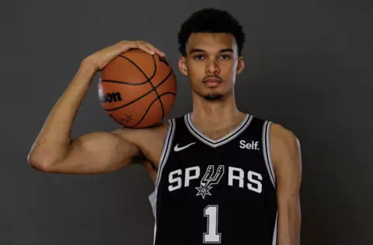 mari1million's tweet image. Summer league got me thinking…🤔
What if Wemby would’ve decided to go to college instead of METS92
A. How many points per game?
B. What college?
C. Does he still go number 1?