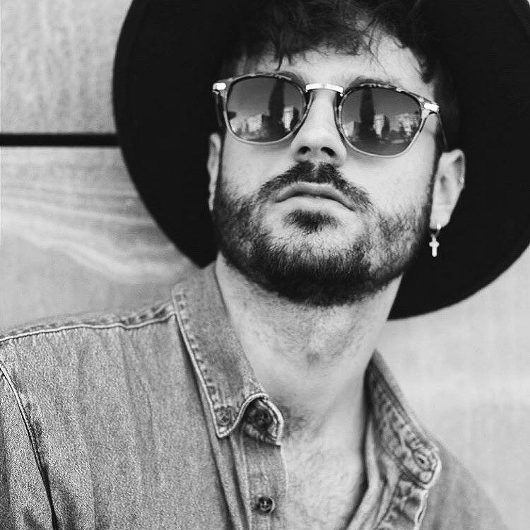 ❥قــد لا يـَبـدو عَـلـى وجـهـي الـحـُزن*
 *و لا أبـكـِي و لـَكـن لـَيـس بالـضَـروُرَة أن يـَنـزف الـجـسـَد كـَي يـَمـوُت◕ᰱ͢❥

◕ᰱ͢❥𝐁𝐋𝐀𝐂𝐊❥