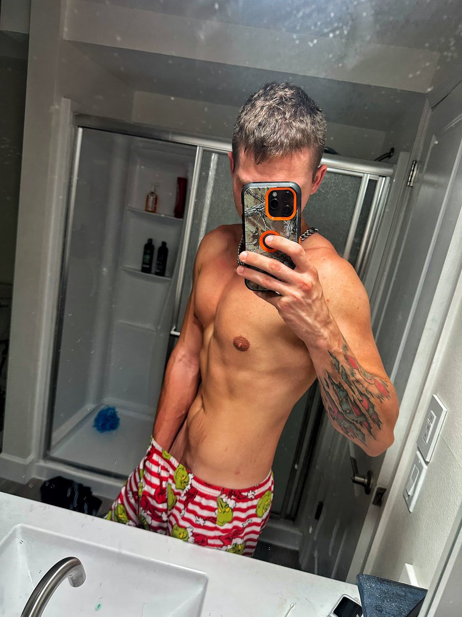 flexwithapurpos's tweet photo. Late drop… but I don’t miss 😈 💦. Snapped a few just for the ones who can handle the pressure. Don’t stare too long unless you’re ready to earn the uncensored. 
#NSFW #Thirsttrap #onlyfanspromo #spicy #hung https://t.co/1qL9z4ZaAe