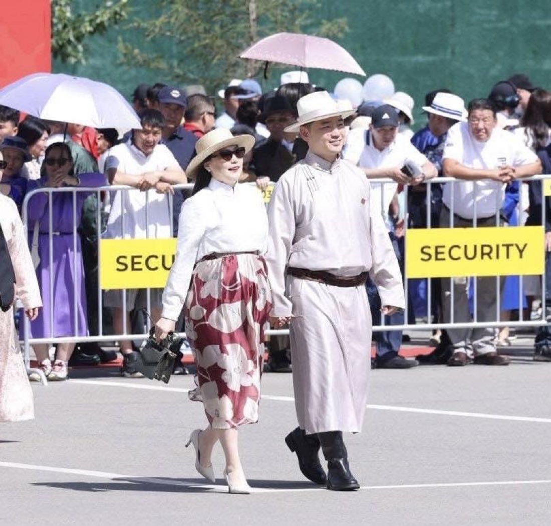 Хөөрхий иргэд нь хашааны цаана билет ч байхгүй. Эвэртэй туурайтай хэд нь ингэж загвар үзүүлж уулын орой харж гайхуулдаг феодал ёсыг яах вэ. Хаант засаг унасны 101 жилийн ойн мэнд хүргэе !