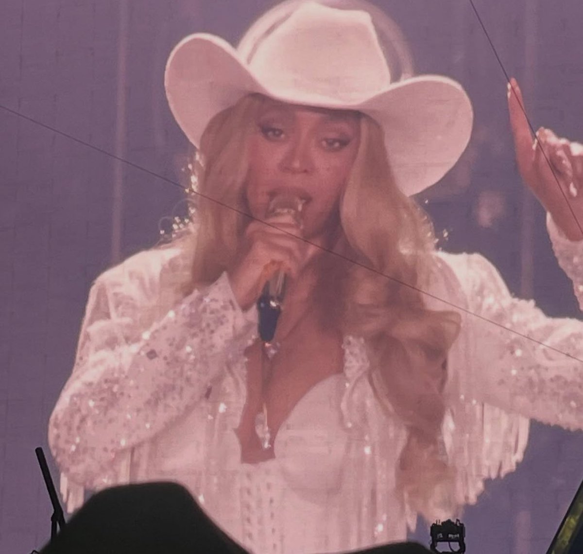 BeyLegion's tweet image. Beyoncé has begun her 2nd show in Atlanta!
#COWBOYCARTERTOUR