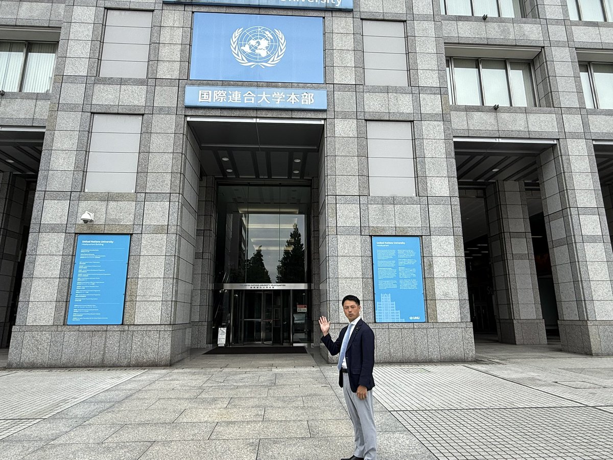 gen_fukuda's tweet image. 国連大学は日本に唯一本部がある国連機関です。19才の春にインターンした国連広報センターも入っている渋谷の国連大学ビル２階で、戦後80年の節目の夏に国連大学・広島市・長崎市主催の #ヒロシマ・ナガサキ原爆・写真ポスター展…