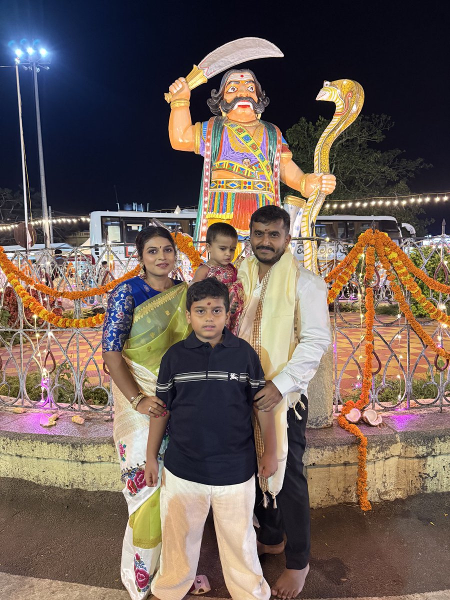 gdharishgowda's tweet photo. ನಿನ್ನೆ ಆಷಾಢದ ಮೂರನೆಯ ಶುಕ್ರವಾರದ ಶುಭ ದಿನದಂದು ಚಾಮುಂಡಿ ಬೆಟ್ಟಕ್ಕೆ ಭೇಟಿ ನೀಡಿ ಸಹ ಕುಟುಂಬ ಸಮೇತ ಅಮ್ಮನವರ ದರ್ಶನ ಪಡೆದು ಕೃತಾರ್ಥರಾದೆವು. ನಾಡಿನ ಸಮಸ್ತ ಜನತೆಗೆ ಅಮ್ಮನವರ ಕೃಪಾಕಟಾಕ್ಷ ಸದಾ ಲಭಿಸಲಿ ಎಂದು ಪ್ರಾರ್ಥಿಸಿದೆವು.
#ashada #chamundihills #Hunsur #GDHforhunsur #GDH #GDHarishGowda #HunsurMLA https://t.co/x9b0yvNzcC