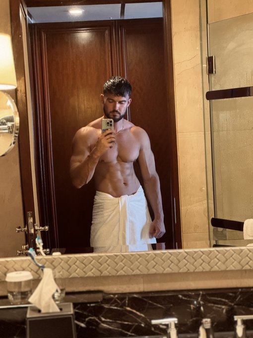 Watch J's leaked NSFW photo on TwXstars