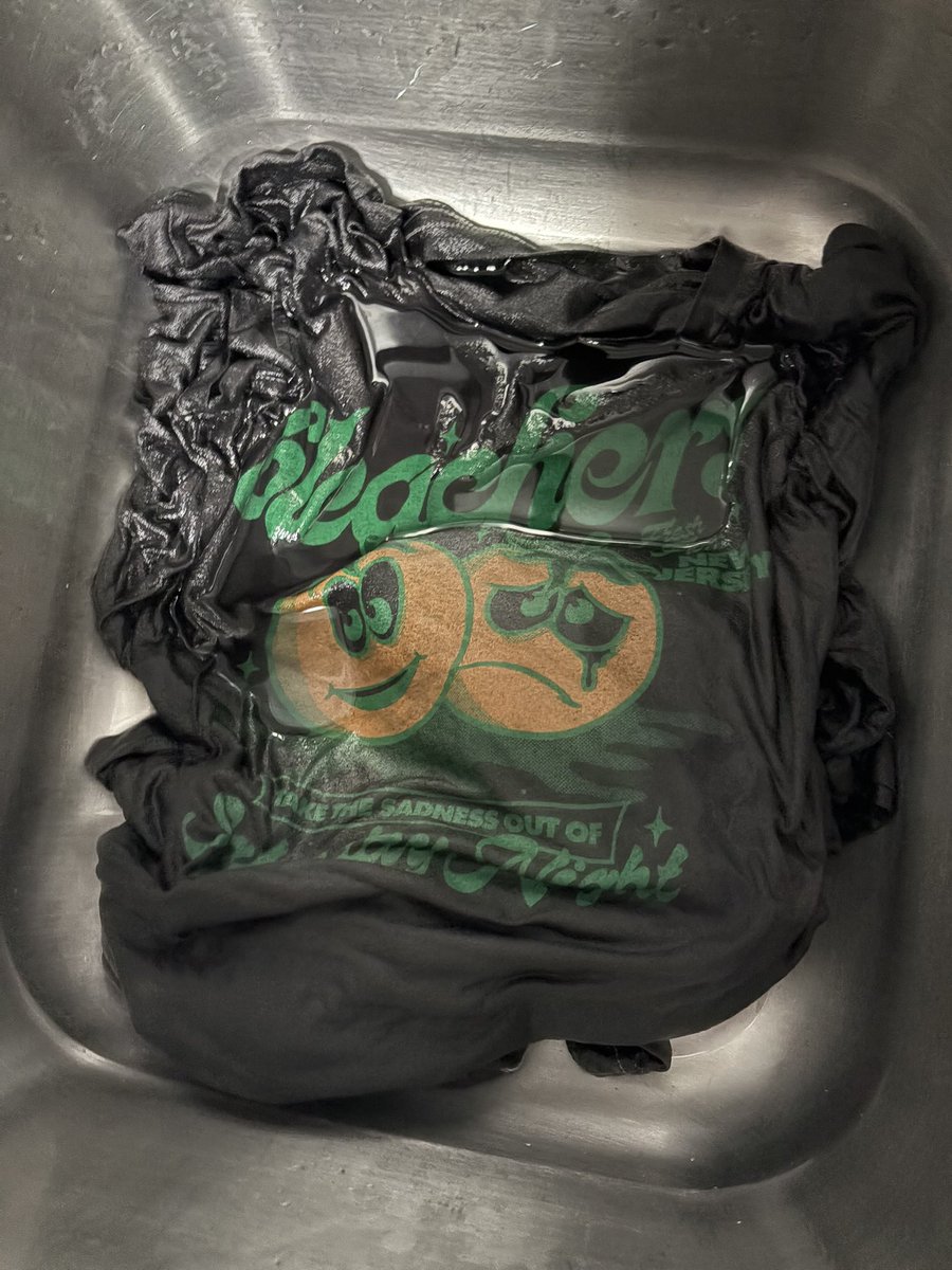 jackinganton0ff's tweet image. Here is a helpful tip do not dye this shirt dark grey unless you would like for the tomatoes to turn evil.