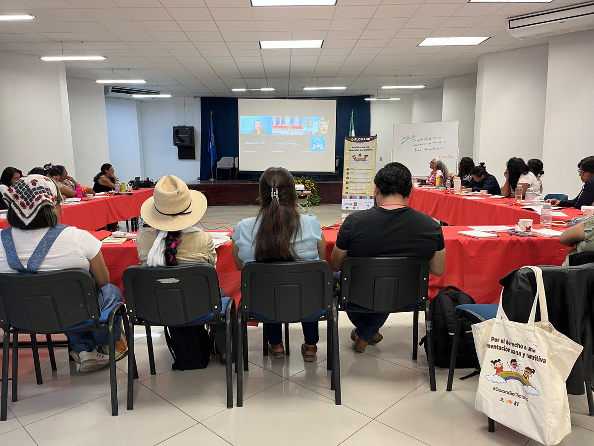 Consorcio Oaxaca (@consorciooaxaca) on Twitter photo 📰Durante la cuarta sesión del diplomado “Por el derecho a una alimentación sana y nutritiva” titulada “Impacto climático del consumismo de chatarra”.
👥Desde el colectivo <a href="/MalditoPlastico/">Colectiva Malditos Plásticos</a>, Alaín Castruita, compartió sobre el “Ciclo tóxico de vida y muerte del plástico y sus 📰Durante la cuarta sesión del diplomado “Por el derecho a una alimentación sana y nutritiva” titulada “Impacto climático del consumismo de chatarra”.
👥Desde el colectivo <a href="/MalditoPlastico/">Colectiva Malditos Plásticos</a>, Alaín Castruita, compartió sobre el “Ciclo tóxico de vida y muerte del plástico y sus