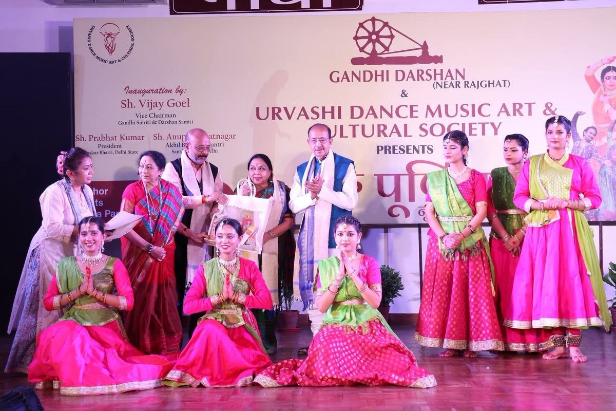 Vijay Goel (@vijaygoelbjp) on Twitter photo рдЧрд╛рдВрдзреА рджрд░реНрд╢рди рдореЗрдВ рдЖрдпреЛрдЬрд┐рдд рдЧреБрд░реБ рдкреВрд░реНрдгрд┐рдорд╛ рдиреГрддреНрдп рдорд╣реЛрддреНрд╕рд╡ 2025 рдХрд╛ рдЙрджреНрдШрд╛рдЯрди рдХрд┐рдпрд╛ред
рдЧреБрд░реБ-рд╢рд┐рд╖реНрдп рдкрд░рдВрдкрд░рд╛ рдХреЛ рд╕рдорд░реНрдкрд┐рдд рдпрд╣ рдХрд╛рд░реНрдпрдХреНрд░рдо рдЖрддреНрдорд╛ рдХреЛ рдЫреВ рдЬрд╛рдиреЗ рд╡рд╛рд▓рд╛ рдЕрдиреБрднрд╡ рд░рд╣рд╛ред
рдХрдердХ, рдЫрдК рдФрд░ рдЕрдиреНрдп рдЕрджреНрднреБрдд рдкреНрд░рд╕реНрддреБрддрд┐рдпреЛрдВ рдиреЗ рд╕рднреА рджрд░реНрд╢рдХреЛрдВ рдХреЛ рдордВрддреНрд░рдореБрдЧреНрдз рдХрд░ рджрд┐рдпрд╛ред
#GuruPurnima #GuruPurnima2025 рдЧрд╛рдВрдзреА рджрд░реНрд╢рди рдореЗрдВ рдЖрдпреЛрдЬрд┐рдд рдЧреБрд░реБ рдкреВрд░реНрдгрд┐рдорд╛ рдиреГрддреНрдп рдорд╣реЛрддреНрд╕рд╡ 2025 рдХрд╛ рдЙрджреНрдШрд╛рдЯрди рдХрд┐рдпрд╛ред
рдЧреБрд░реБ-рд╢рд┐рд╖реНрдп рдкрд░рдВрдкрд░рд╛ рдХреЛ рд╕рдорд░реНрдкрд┐рдд рдпрд╣ рдХрд╛рд░реНрдпрдХреНрд░рдо рдЖрддреНрдорд╛ рдХреЛ рдЫреВ рдЬрд╛рдиреЗ рд╡рд╛рд▓рд╛ рдЕрдиреБрднрд╡ рд░рд╣рд╛ред
рдХрдердХ, рдЫрдК рдФрд░ рдЕрдиреНрдп рдЕрджреНрднреБрдд рдкреНрд░рд╕реНрддреБрддрд┐рдпреЛрдВ рдиреЗ рд╕рднреА рджрд░реНрд╢рдХреЛрдВ рдХреЛ рдордВрддреНрд░рдореБрдЧреНрдз рдХрд░ рджрд┐рдпрд╛ред
#GuruPurnima #GuruPurnima2025
