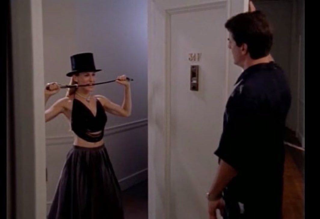 todos los dias me siento como carrie en esta escena pero como si big no hubiera abierto la puerta y carrie hubiera tenido que volverse caminando a su casa vestida asi