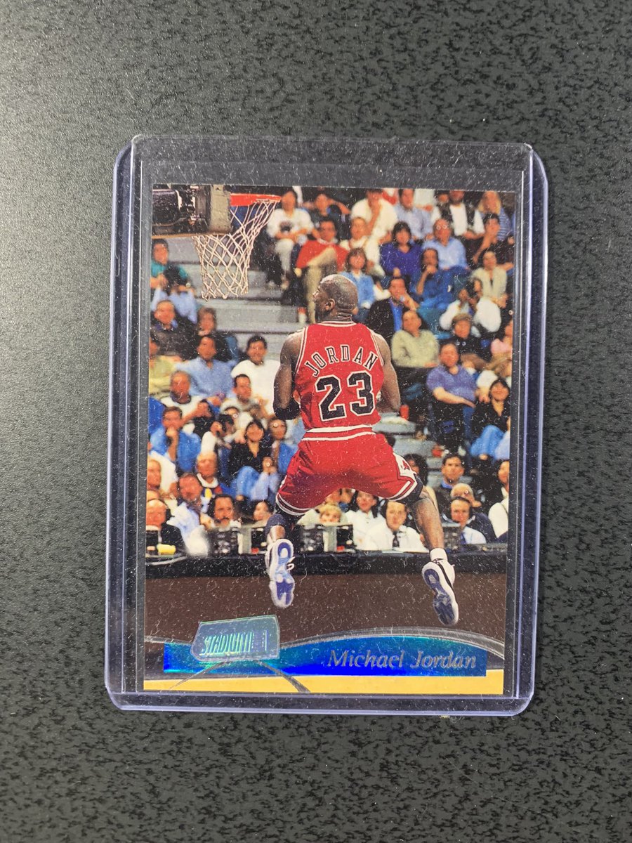 collectorfix's tweet image. This is one of my favorite MJ images on a card.
Also, check out the lady n black top & jeans just to the left of his left elbow, & then the lady at right edge from his right elbow. Trippy…🤔
#mj23 @JunkWaxQueen @JunkWaxHeroes @CardPurchaser @yanxchick @RetroCardSnaps