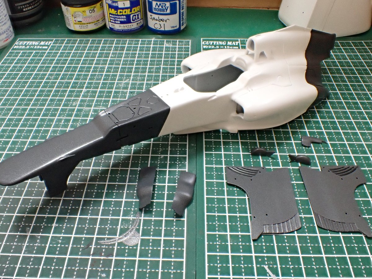 1/20 フジミ ザウバーC31 日本GP仕様🇯🇵

メタル色を塗装しました。実車はメタルグレーな感じなので調色で対応。ベース色はホビー屋さんで悩みに悩んで、クレオスのMSグレー連邦系をチョイス。これにクールホワイトを数滴を混ぜて作成。明るすぎず、暗すぎず良い感じはないでしょうか😃

#SauberC31