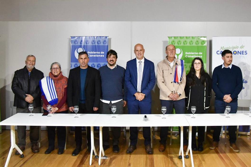 🔴🔵⚪️ Nuevos Concejos Municipales 

Comenzaron las instalaciones públicas de los Concejos Municipales 2025-2030.
Saludamos a los compañeros/as integrantes de los Concejos de Los Cerrillos, Aguas Corrientes, Santa Lucía y Canelones.