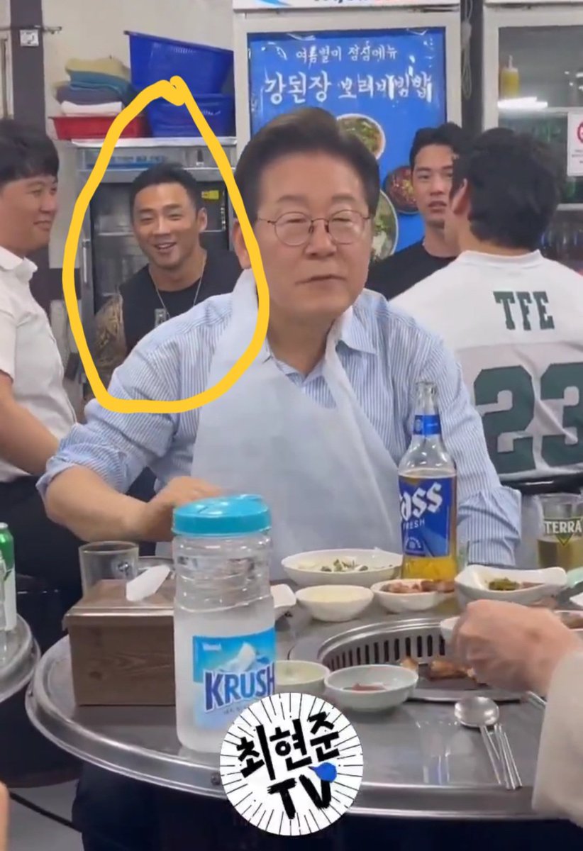 재명아, 뒤에 계시는 분은 아는 행님이니? ㅋㅋㅋㅋㅋㅋㅋㅋㅋㅋㅋㅋㅋㅋㅋㅋㅋㅋㅋㅋㅋ