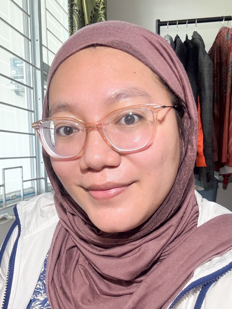 Belom mampu beli sheetmask yg mahal…. 

Aku pake ini duluu 8rb/sheetmask dipake tiap malam alhamdulillah kinclong muka ini!🥹✨