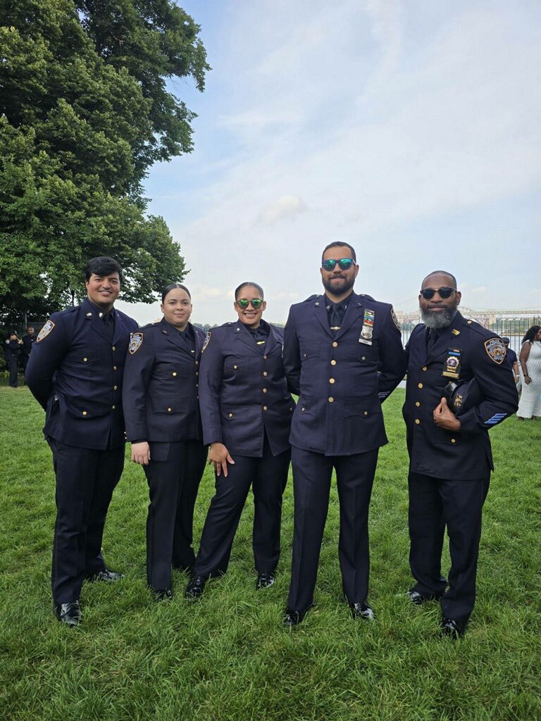 NYPDPSA1's tweet image. PSA 1 & our local Resident Association Leaders would like to thank @NYCMayor for his hospitality in hosting the @NYCHA Resident Leaders Reception at Gracie Mansion. It was a wonderful time. @NYPDPC @NYPDHousing @NYPDnews @NYPDHBBk @NYPDBklynSouth @NYPD1stDep @NYPDCommAffairs