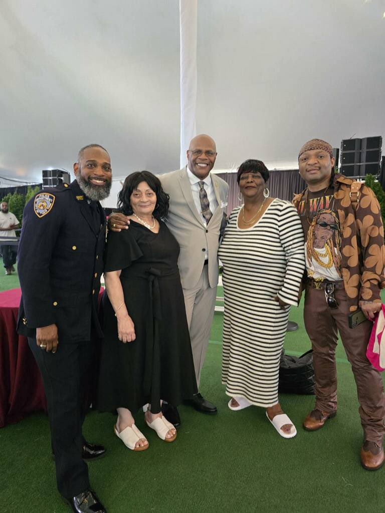 NYPDPSA1's tweet image. PSA 1 & our local Resident Association Leaders would like to thank @NYCMayor for his hospitality in hosting the @NYCHA Resident Leaders Reception at Gracie Mansion. It was a wonderful time. @NYPDPC @NYPDHousing @NYPDnews @NYPDHBBk @NYPDBklynSouth @NYPD1stDep @NYPDCommAffairs