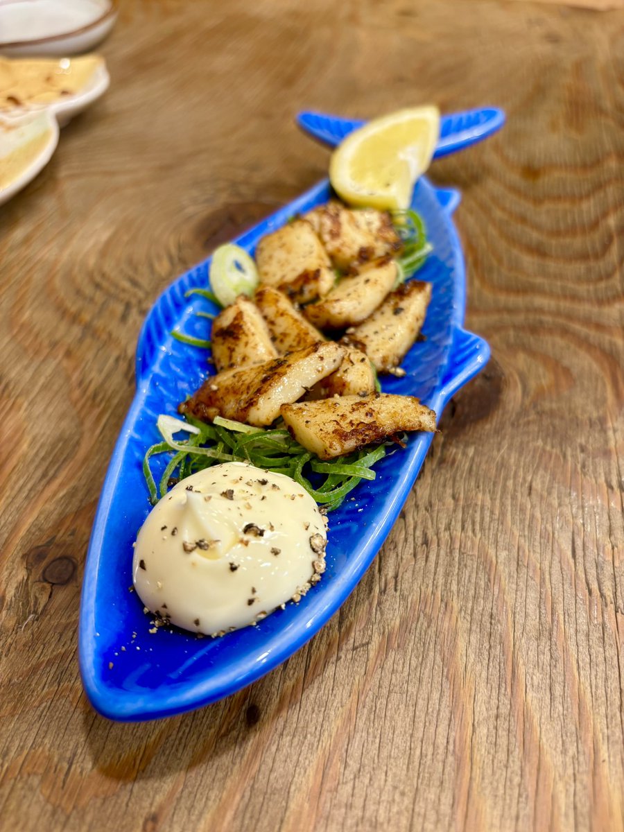 eririn_mayo's tweet photo. 下北沢【タコヤココ】

南口から徒歩4分🚶‍♂️
絶品たこ焼きが楽しめる居酒屋さん🏮

お皿にめちゃくちゃ可愛い！！！
イラストを描いてくれます😍🎨

まずはメガハイボールで乾杯🍺
この日は健康診断終わりで
めちゃくちゃ身体に染みたぜ…😭✨

たこ焼きの種類がいっぱいで迷う🫢
おすすめのネギぶっかけを注文🙋‍♀️

出てきたお皿に…待ってました！！
可愛すぎるお絵描きが😍😍

角ハイ持たせてみました👍🍻
って店員さんが言ってくれて
嬉しすぎる〜まじで可愛い🥲💓

食べてみるとトロふわ系たこ焼き🐙
重くないのでパクパクいけちゃう👌

美味しすぎてお出汁たこ焼きも追加💨
こちらもとろとろで最高すぎる🤤💯

テラス席はペット可🐕✨

おひとり様限定メニューもあるので
ちょこちょこいっぱい食べたい方にも
全力おすすめです〜🙆‍♀️❣️

#ハイボールモンスター