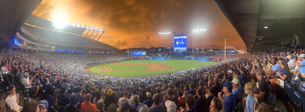 PCBearcat's tweet photo. Tonight’s delayed Royals panorama https://t.co/0tXKIQ2qy8