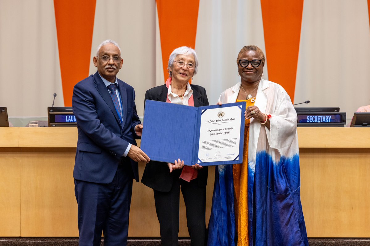 Atayeshe's tweet image. Congratulations to Varsha Deshpande and the International Union for the Scientific Study of Population, this year's #UNPopAward laureates.
@UNFPA applauds their outstanding contributions to population issues.
Find out more: unf.pa/unpa25