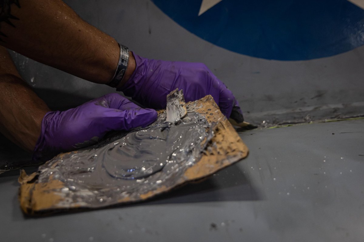 22nd_MEU's tweet image. Sealing perfection
@USMC with #22dMEUSOC conduct maintenance during COMPTUEX. COMPTUEX refine tactics, techniques, and procedures to execute warfighting functions that enhance operational readiness and lethality as a unified IWOARG/22 MEU(SOC) team.
📸Cpl. Emily Hazelbaker