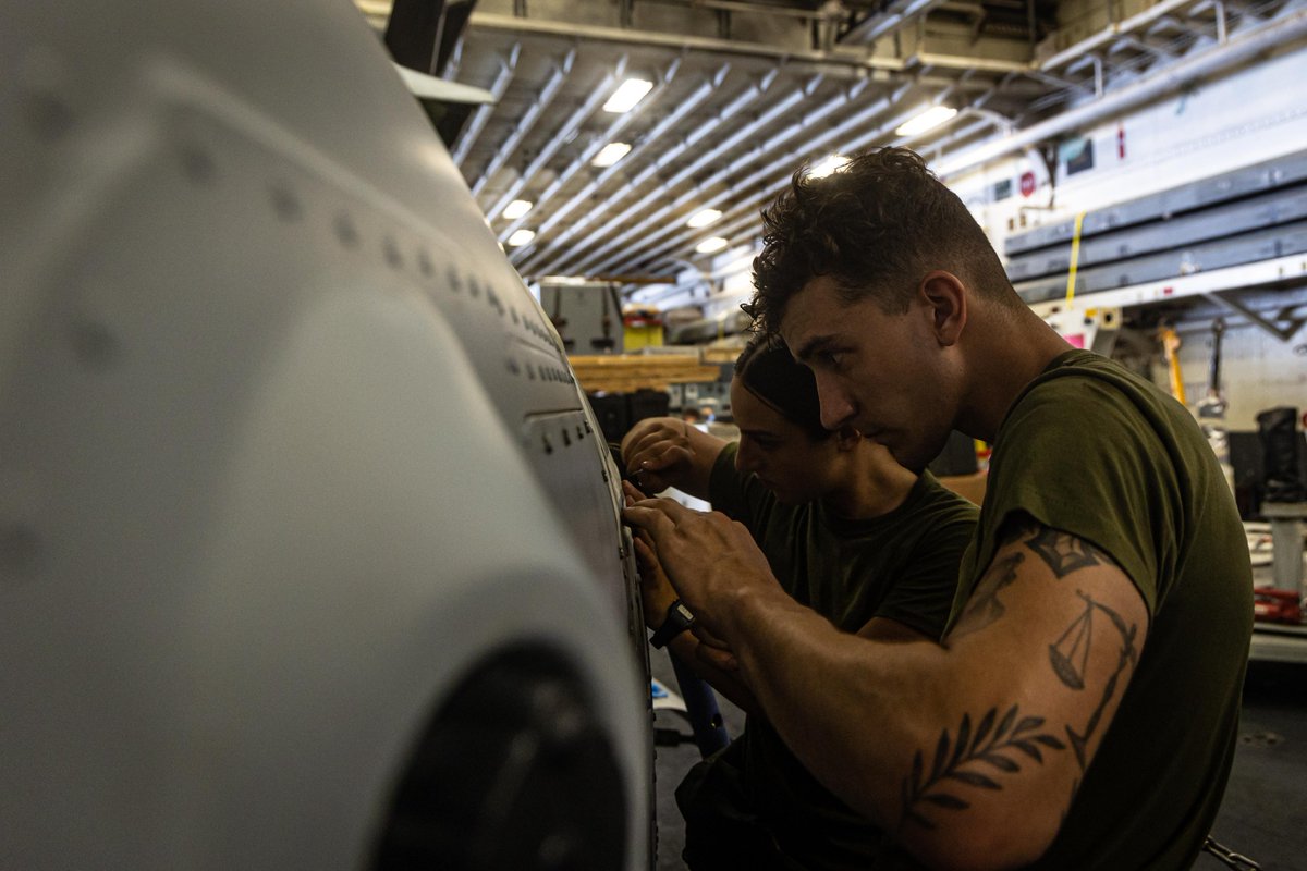 22nd_MEU's tweet image. Sealing perfection
@USMC with #22dMEUSOC conduct maintenance during COMPTUEX. COMPTUEX refine tactics, techniques, and procedures to execute warfighting functions that enhance operational readiness and lethality as a unified IWOARG/22 MEU(SOC) team.
📸Cpl. Emily Hazelbaker