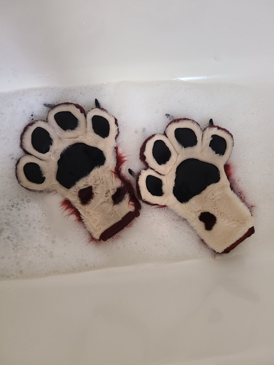 Monstirque's tweet image. I&apos;m trying to make the photos I got from ac last so here&apos;s some soggy beans for fursuit Friday