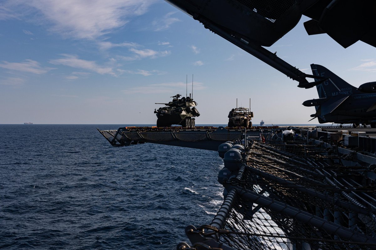 22nd_MEU's tweet image. Defending the ARG
@USMC BLT, #22dMEUSOC provide defense to the amphibious task force during COMPTUEX. COMPTUEX refine tactics, techniques, and procedures to execute warfighting functions that enhance operational readiness and lethality as a unified team.
📸 Cpl. Emily Hazelbaker