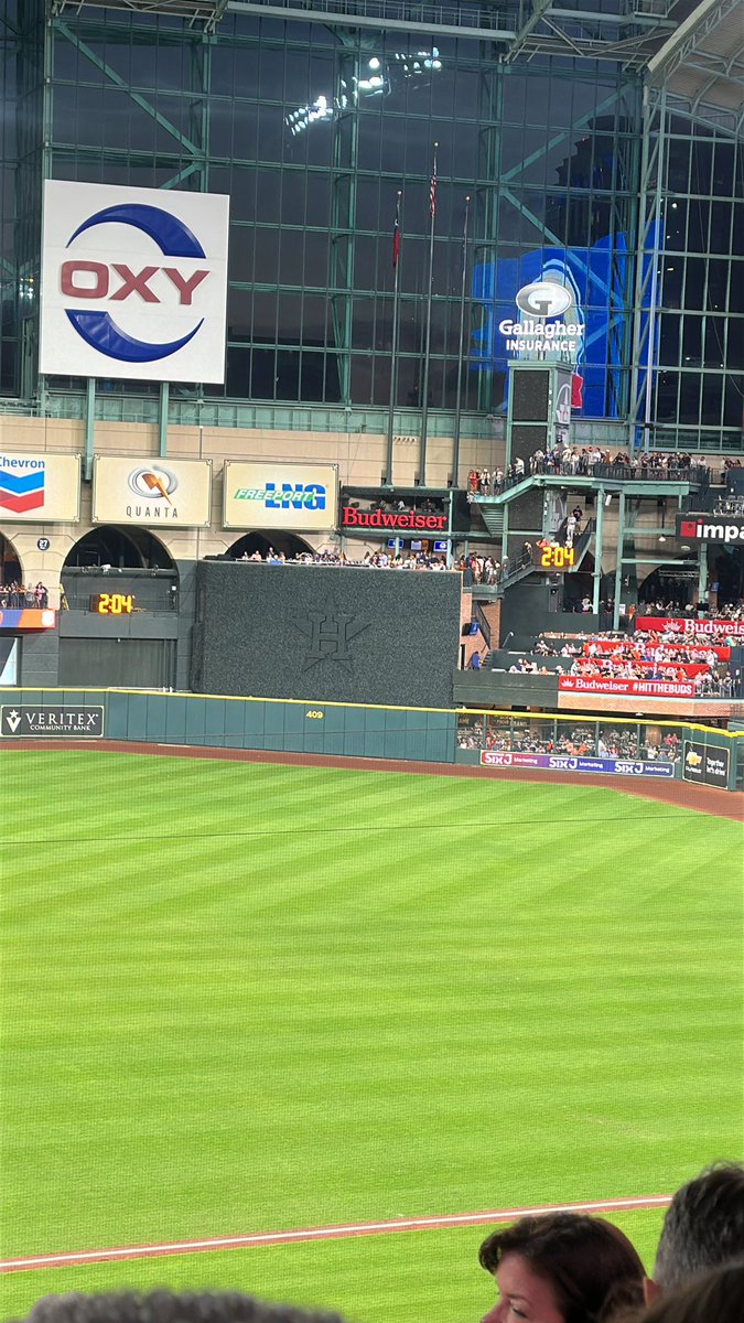 Paige__T's tweet photo. @astros @blummer27 @RealToddKalas Can anyone tell me why the batter’s eye is black? Enquiring minds want to know. https://t.co/sobS2tBv9W