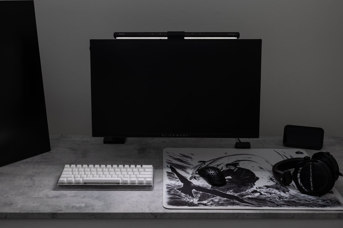 hannasaurusx3's tweet image. wrapped my desk 👀