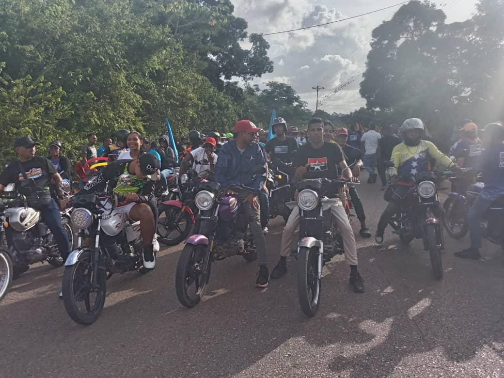 Sucre_MRT's tweet photo. El Pueblo Rebelde Vencerá este 27:de Julio.

En el marco del inicio de la campaña, #Tupamaro del Mpio. @MejiaMRT_ del Edo. #Sucre dice presente con el candidato a la alcaldía #Rafael #Rivas y los candidatos a concejales en marcha  junto a nuestro pueblo valiente.

#VotaTupamaro https://t.co/4Ij35c2bMr