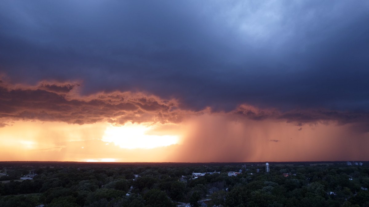 cuttinghorse53's tweet photo. @fox4wx @JacobLanierWx 
The view from Adrian https://t.co/biLlPiWqOj