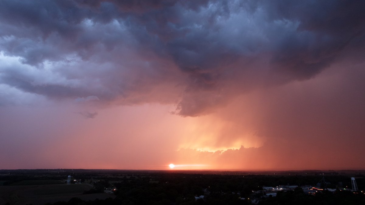 cuttinghorse53's tweet photo. @fox4wx @JacobLanierWx 
The view from Adrian https://t.co/biLlPiWqOj