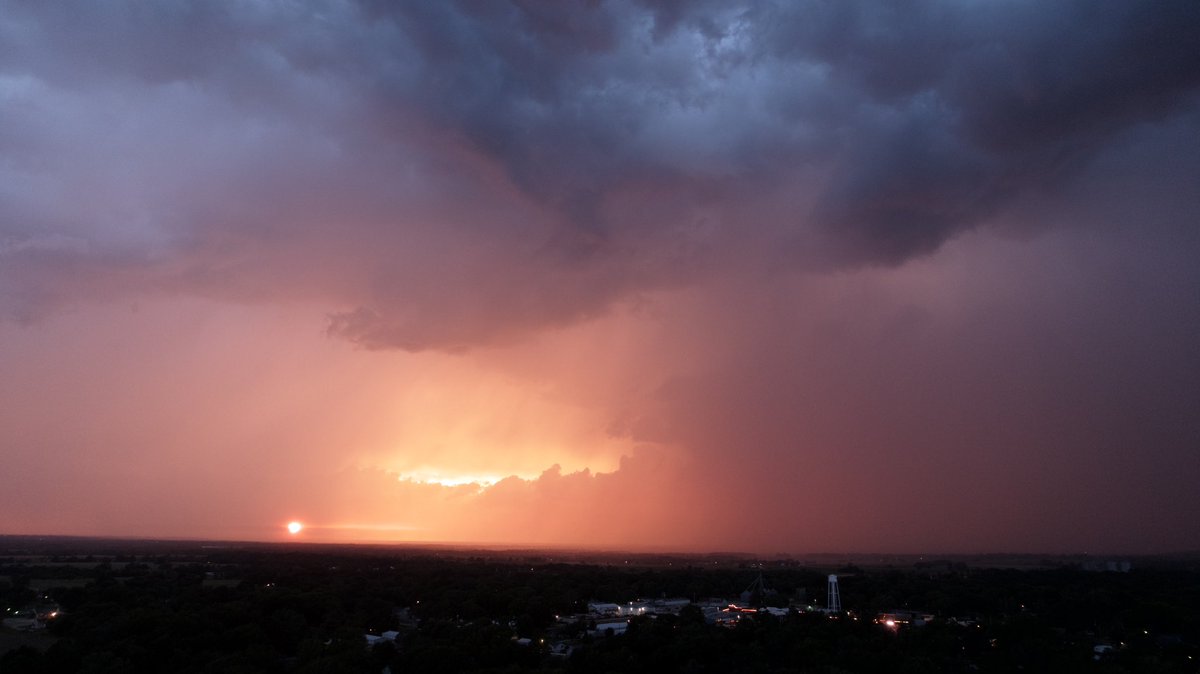 cuttinghorse53's tweet photo. @fox4wx @JacobLanierWx 
The view from Adrian https://t.co/biLlPiWqOj