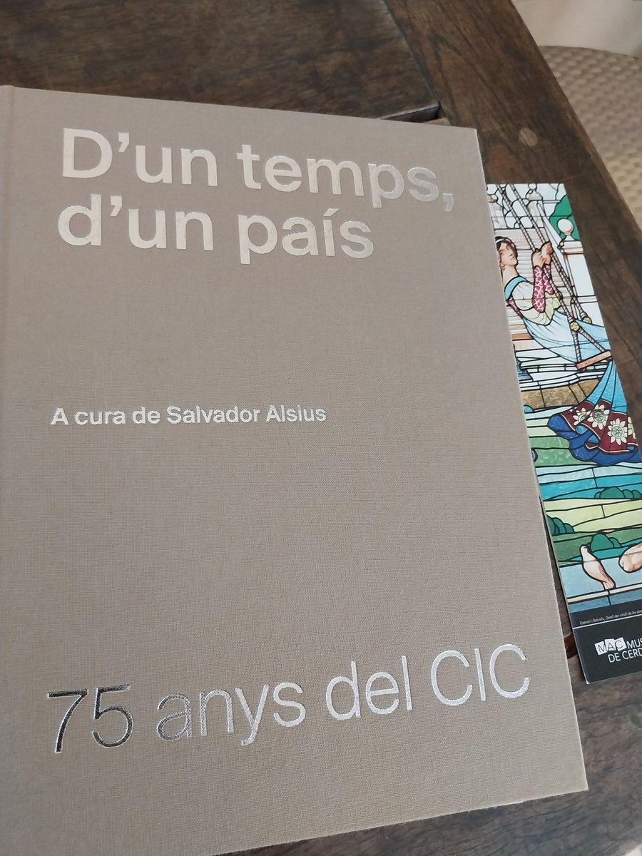 L'estimat <a href="/DuarteCarles/">Carles Duarte Montserrat</a> ha estat el primer amic en arribar per acomiadar a la Mariona Agustí Badia. Ara al juny ella va ser felíç a l'acte al <a href="/palaumusicacat/">Palau de la Música Catalana</a> pels 75 anys del CIC, i feia dies que en llegia el llibre de <a href="/salvadoralsius/">Salvador Alsius</a> que justament li dedica un capítol.