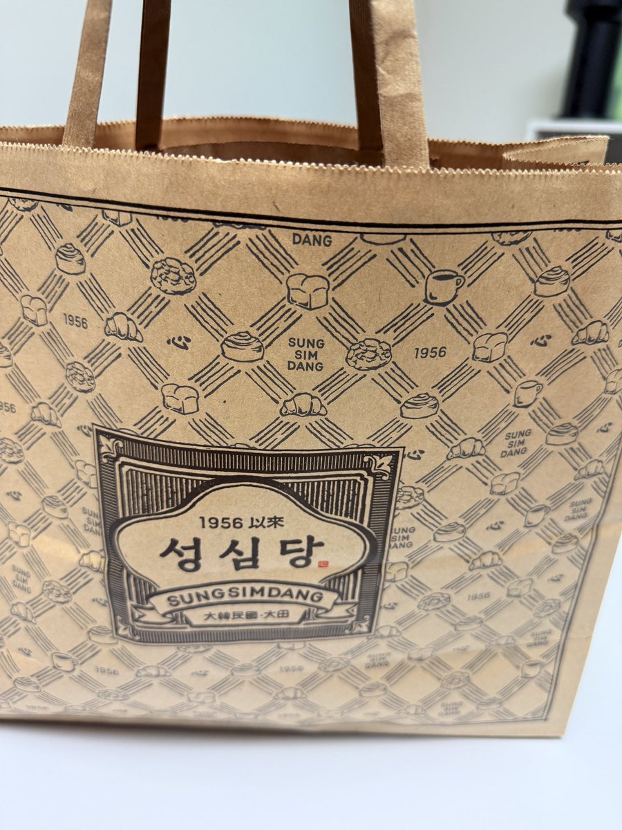 주인 님의 은총 사랑 러브 너무나도 감사합니다
훌쩍 거기다 다른 손님께선 귀한 성심당 빵을,,
멀리서도 와주시고 귀한 선물도 주시고 
오늘 여러모로 감사하네요 흑흑 넘 감사합니다