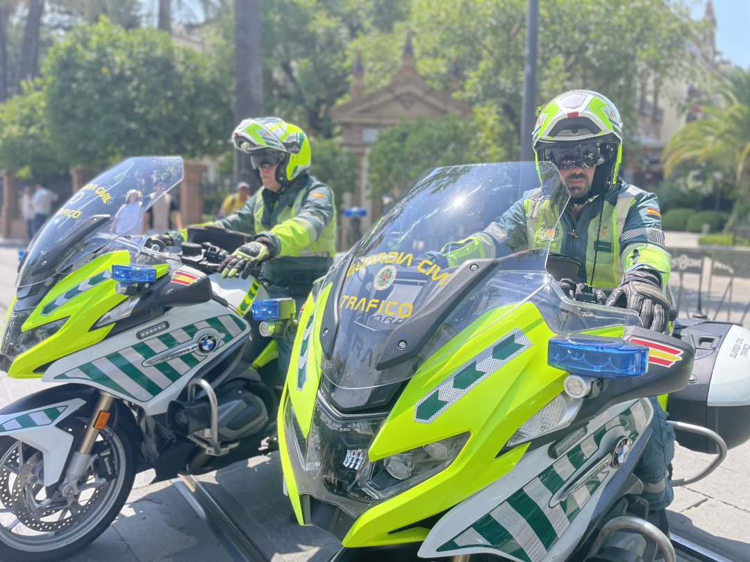 Ministerio del Interior (@interiorgob) on Twitter photo 🚗 En cada curva, en cada carretera, hay un compromiso: tu seguridad.
👮 La Agrupación de #Tráfico de la <a href="/guardiacivil/">Guardia Civil</a> patrulla día y noche para que llegues seguro a tu destino. #ATGC
😍 ¡Feliz fin de semana!
#SeguridadVial #GuardiaCivil 🚗 En cada curva, en cada carretera, hay un compromiso: tu seguridad.
👮 La Agrupación de #Tráfico de la <a href="/guardiacivil/">Guardia Civil</a> patrulla día y noche para que llegues seguro a tu destino. #ATGC
😍 ¡Feliz fin de semana!
#SeguridadVial #GuardiaCivil