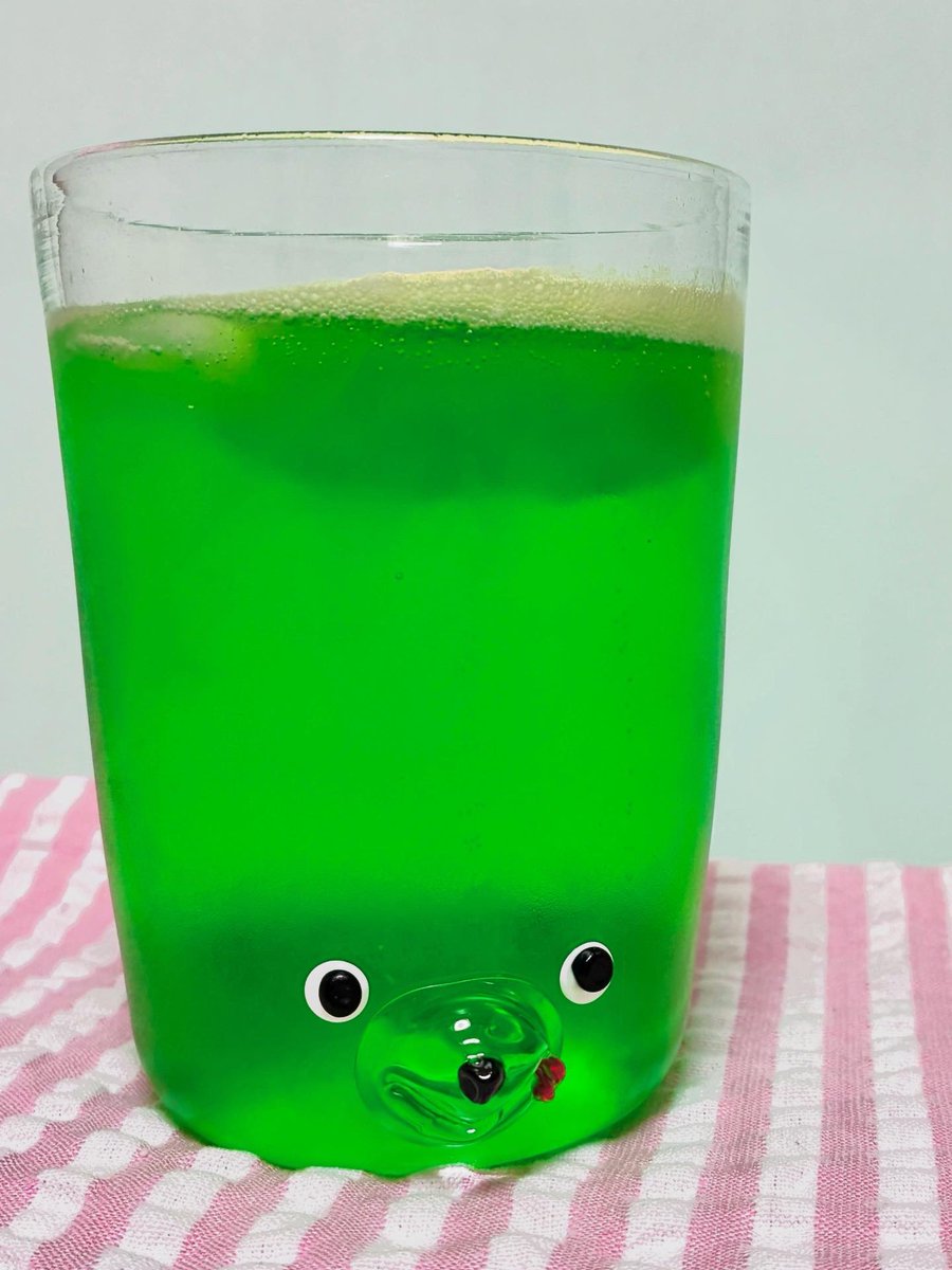 aineglasslab's tweet image. くまの形をしたガラスのコップに、
つめた〜いクリームソーダをぽちゃん🧊🍒🐻
甘くて涼しい、夏のひとときを器ごとお届けできたらうれしいです
7/15〜19(最終17:00まで)
#クリームソーダの似合う器展 #くまくまコップ #ガラス作品