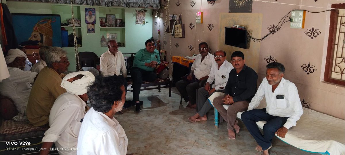 લાઠીના લુવારીયા ગામે કાર્યકર્તાઓ તેમજ ગામના અગ્રણીઓ તથા વડીલો સાથે મુલાકાત કરી ખાટલા બેઠક યોજી તેમજ લોકોના પ્રશ્નો સાંભળ્યા.