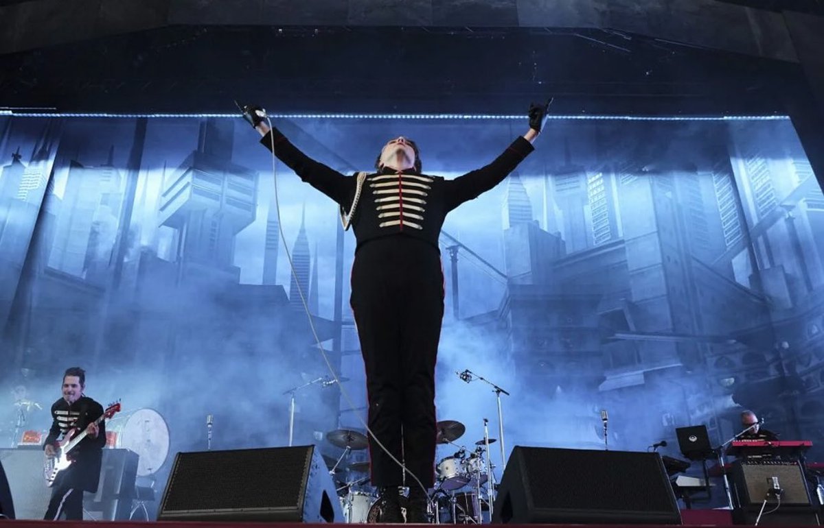 getupcow4rd's tweet image. the black parade is back