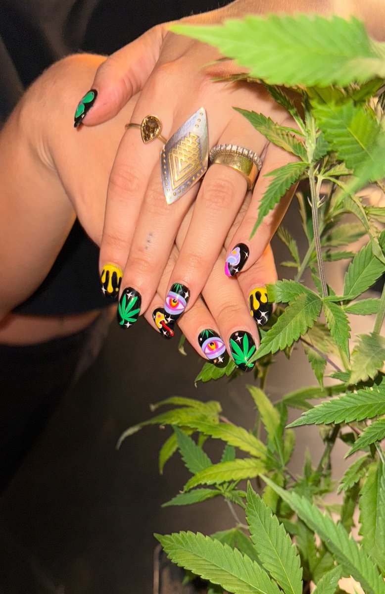 Girls in Green tweet media