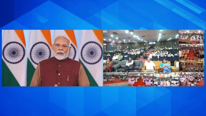 केंद्र सरकार में युवाओं को पक्की नौकरी देने का हमारा अभियान निरंतर जारी है।

हमारी पहचान भी है - बिना पर्ची, बिना खर्ची।

आज 51,000 से अधिक युवाओं को नियुक्ति पत्र दिए गए हैं।

ऐसे रोजगार मेलों के माध्यम से अब तक लाखों नौजवानों को भारत सरकार में परमानेंट जॉब मिल चुकी है।

अब ये