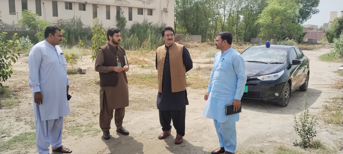 ایڈیشنل ڈپٹی کمشنر جنرل لیہ نے ڈی ایچ کیو ہسپتال لیہ کے میڈیسن سٹور کا دورہ کرتے ہوئے مریضوں کو بروقت اور معیاری ادویات کی فراہمی یقینی بنانے کے عزم کا اظہار کیا۔ ادویات کی دستیابی، اسٹاک ریکارڈ اور مینجمنٹ سسٹم کا باریک بینی سے جائزہ لیا۔
<a href="/MaryamNSharif/">Maryam Nawaz Sharif</a> <a href="/CS_Punjab/">Chief Secretary Punjab</a> <a href="/Division_dgk/">Commissioner D.G.Khan Division</a>