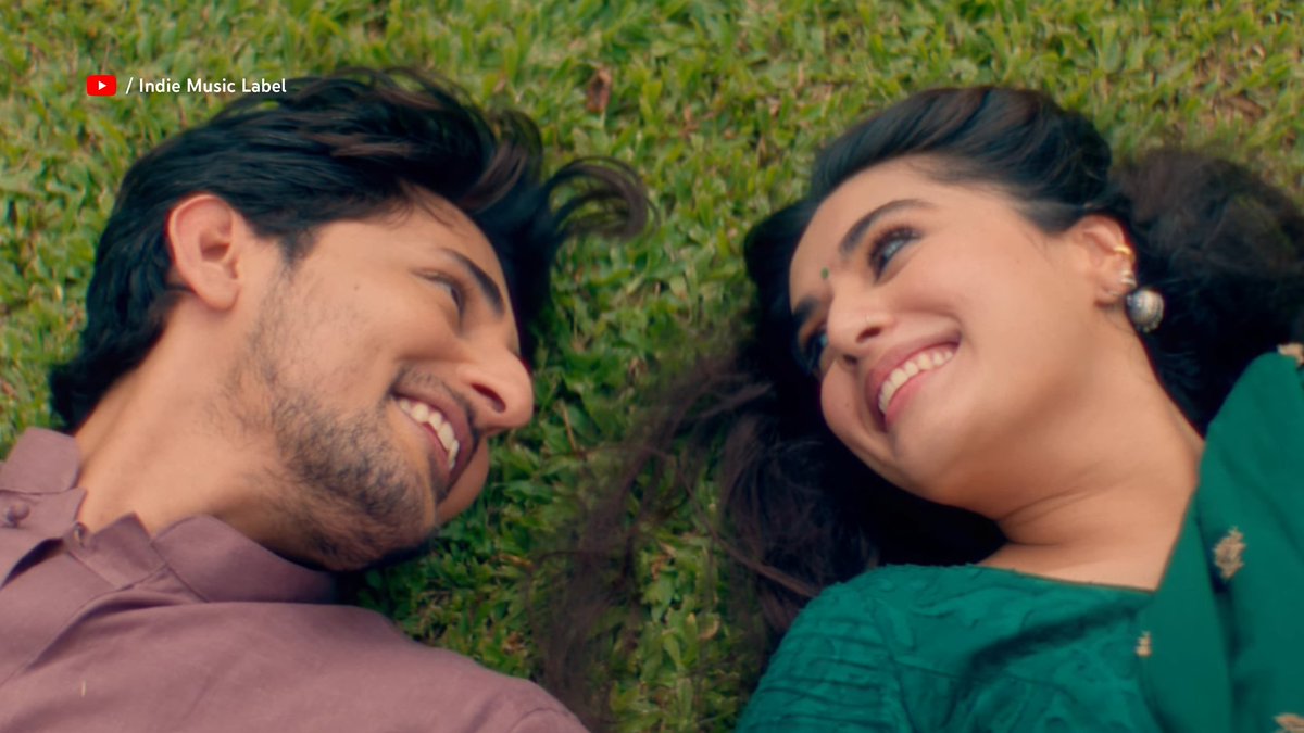 YouTubeIndia's tweet photo. kuch nahi bas dono ka shorts feed sync hogaya🥰 https://t.co/eklYj1dDz8