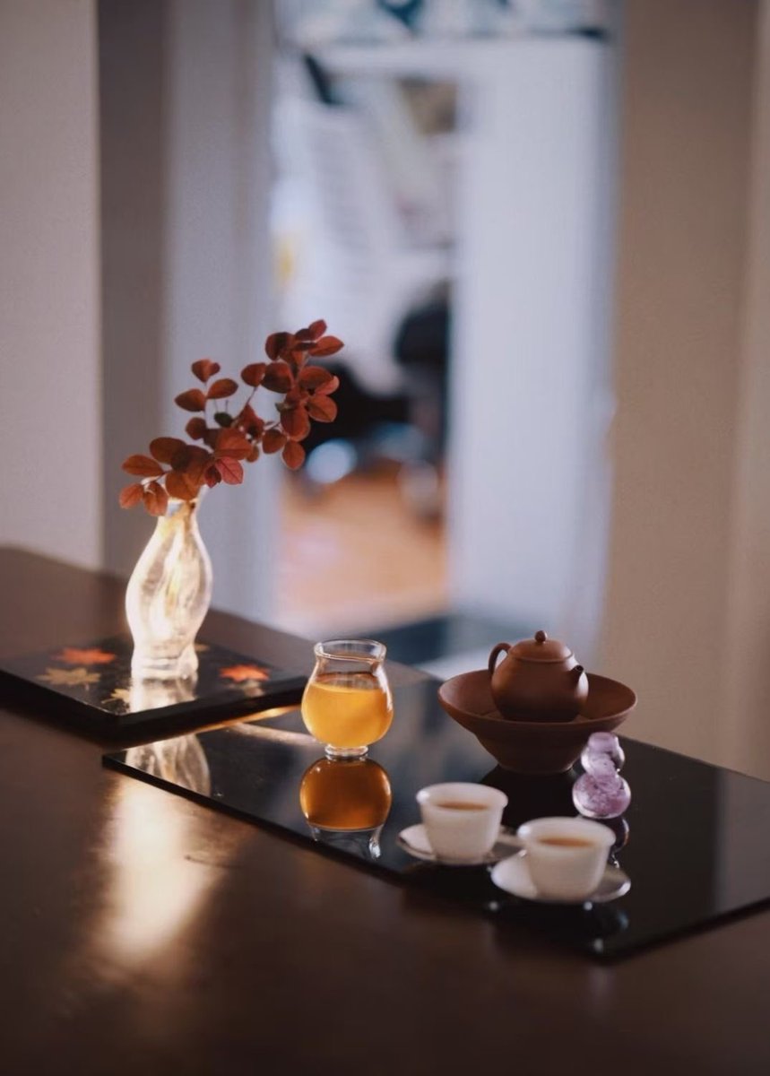 SherryLu1101's tweet photo. A bowl of tea, a fan, and a leisurely person in  summer.

#tea #teapot #drinktea  #gongfucha #chinesetea #handmade #teaware #teatime #teabreak #teasets #teaart #tealovers #teaaddict #puer  #chinatea #teaholic #teaculture #teaschool #teaceremony #tealife #cupoftea https://t.co/dPOMjvR8ZO