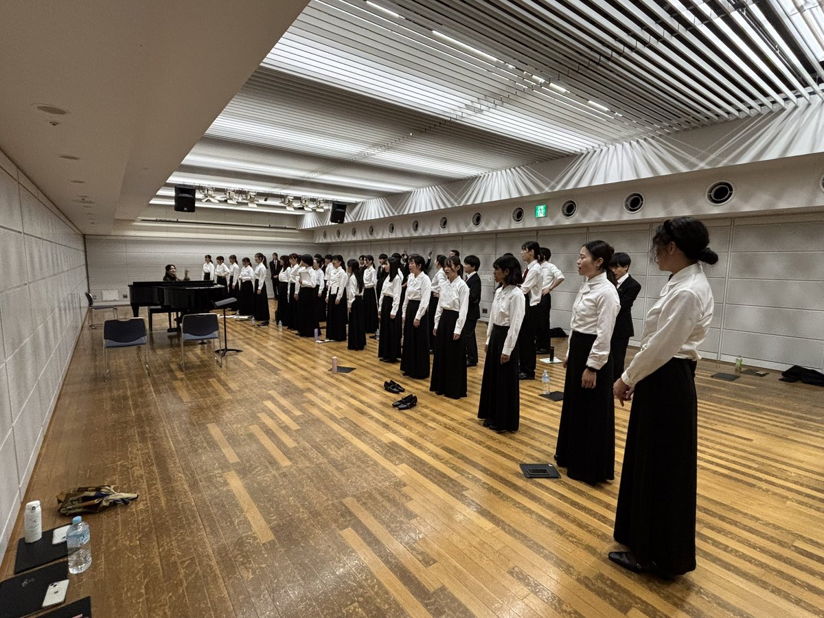 いよいよ本番直前です🎶
団員は直前発声を終え、皆さまに演奏をお届けする準備が整いました💪
ハイマートは第1ステージにさっそく登場します！よろしくお願いします😃